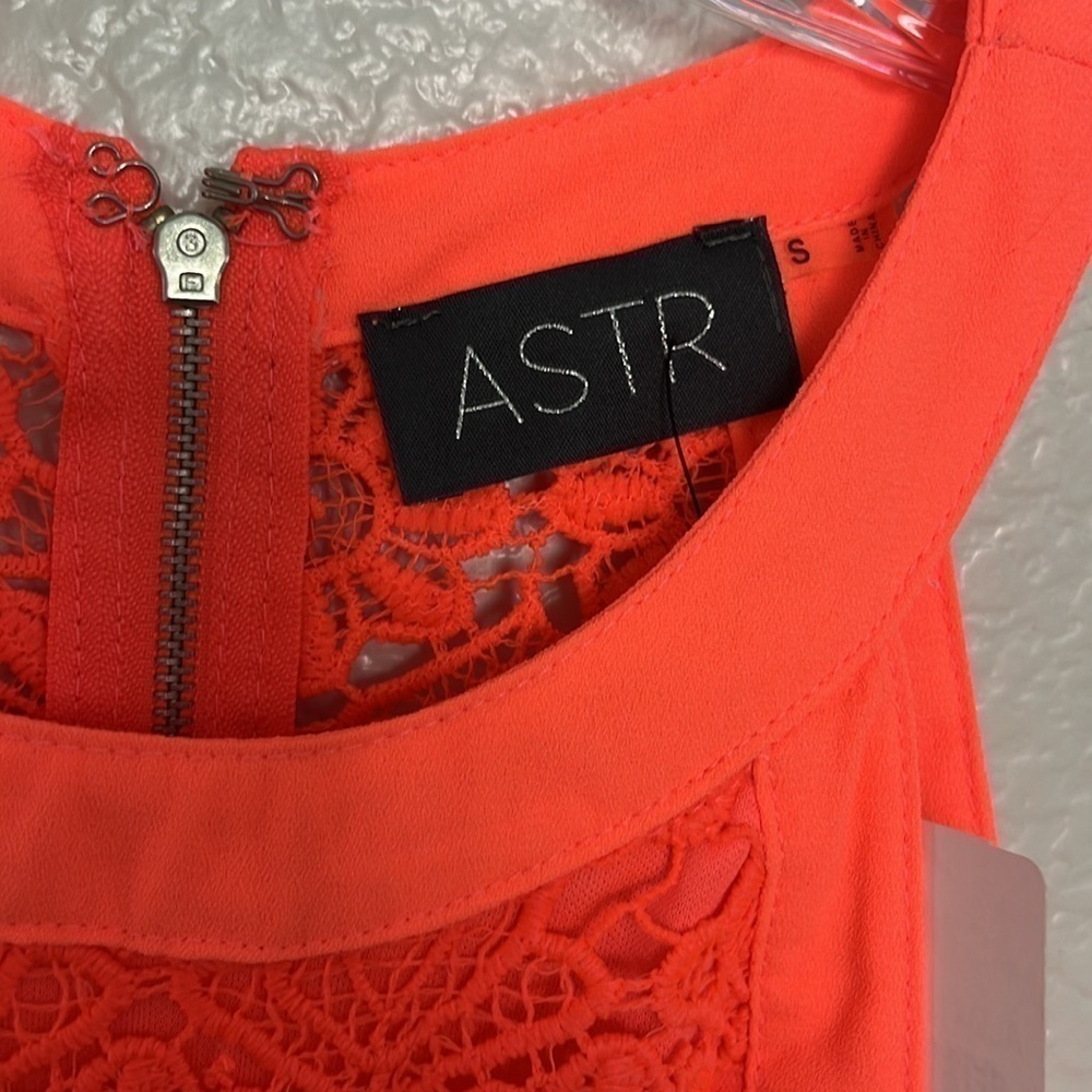 ASTR Neon Orange/Pink Sleeveless Crochet Lace Zip Mini Dress - Picture 3 of 7